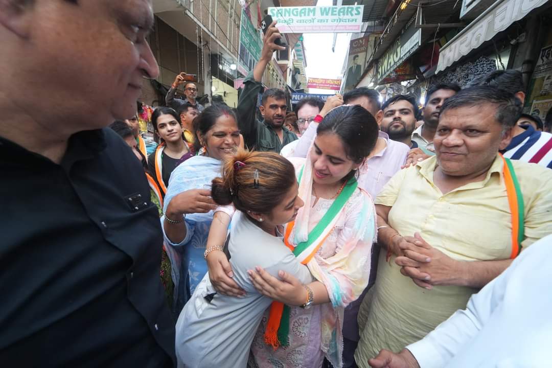 vedyodha1's tweet image. दिनाक 19 वीरवार को सोनीपत विधानसभा क्षेत्र में कच्चे क्वॉर्टर मार्केट एसोसिएशन द्वारा आयोजित जनसभा को बहन समीक्षा पंवार जी ने संबोधित किया।
इस दौरान उन्होंने सभी क्षेत्रवासियों से सोनीपत कांग्रेस प्रत्याशी श्री सुरेन्द्र पंवार जी के पक्ष में मतदान के लिए अपील की। 
#surenderpanwar