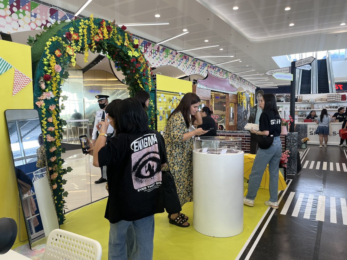 #LovelyRunner pop-up store here at SM Mall of Asia, Philippines!

#ByeonWooSeok #KimHyeYoon