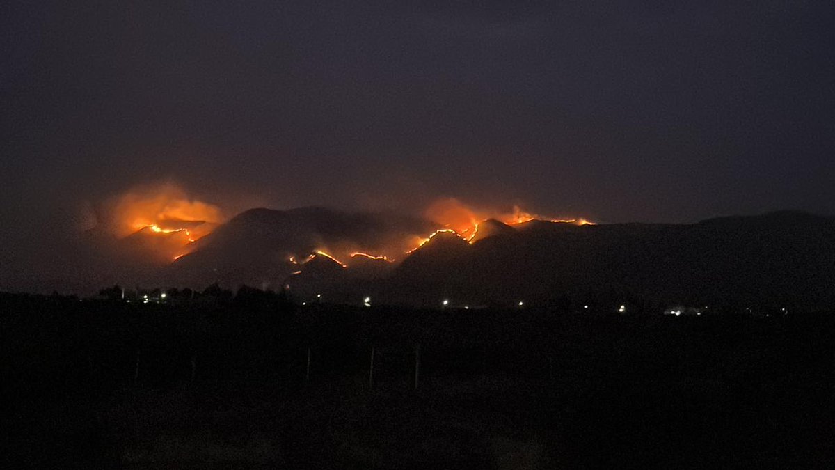 acua_juana's tweet photo. Y, mientras tanto, arden las sierras de Córdoba. No hay más Plan de Manejo de Fuego AFUERA, no hay más helicópteros hidrantes, regalados a Ucrania, no hay más Estado Presente AFUERA.
HAY SOLO ESTUPIDA CRUELDAD, PSICOPATIA Y MESIANISMO. 

Gracias por nada, OPAS que votaron  ÉSTO https://t.co/DlummFtyNf