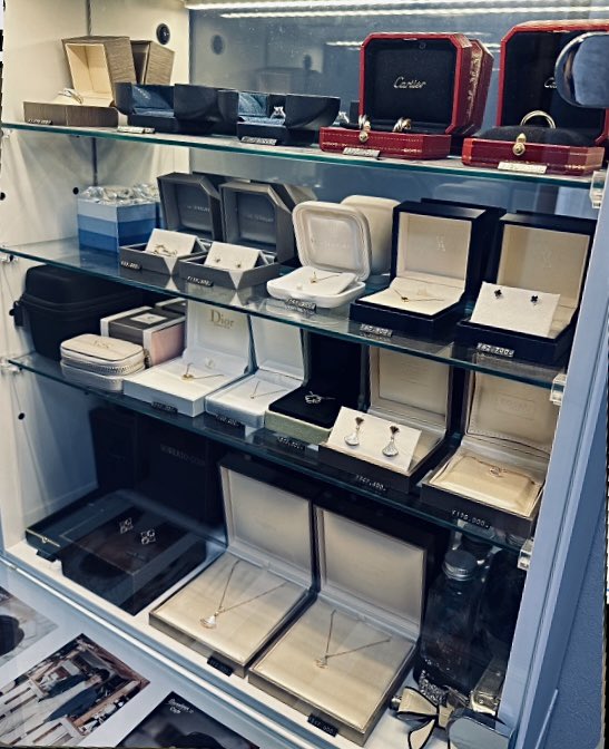 pmb6_h's tweet photo. ジュエリーボックスやめて、箱ごと飾るようにしてから、物欲落ち着いた気がする😗
プライスカードを置いているから、我に返りつつ今ある子たちを愛でてる感じ🤣
一軍や思い出の強い子たちをこちらに、二軍は引き出しにジュエリートレイを並べてジュエリーボックスのように使ってる🥰✨ https://t.co/Tdi9lMm2qg