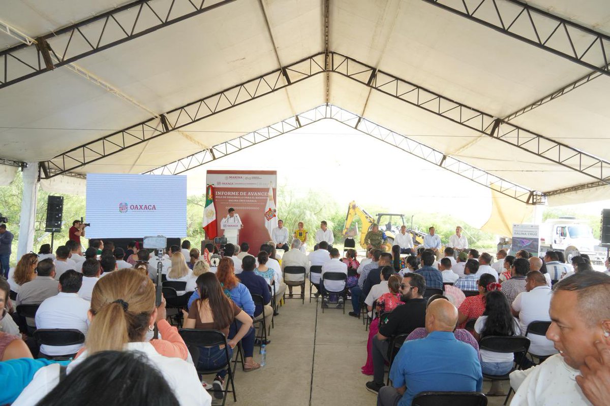 RaulRuizRobles's tweet photo. Hoy inicia un nuevo capítulo en la historia de #Oaxaca y del Sur Sureste de #México. Junto al Ing. @salomonj, el Vicealmirante Juan Carlos Vela Minjares de @CIIT_mx, Adolfo Rogel de #DMIT y el Sen. @Nino_Morales1, dimos el banderazo al  PODEBI de Salina Cruz. https://t.co/kHj0GSA4wF