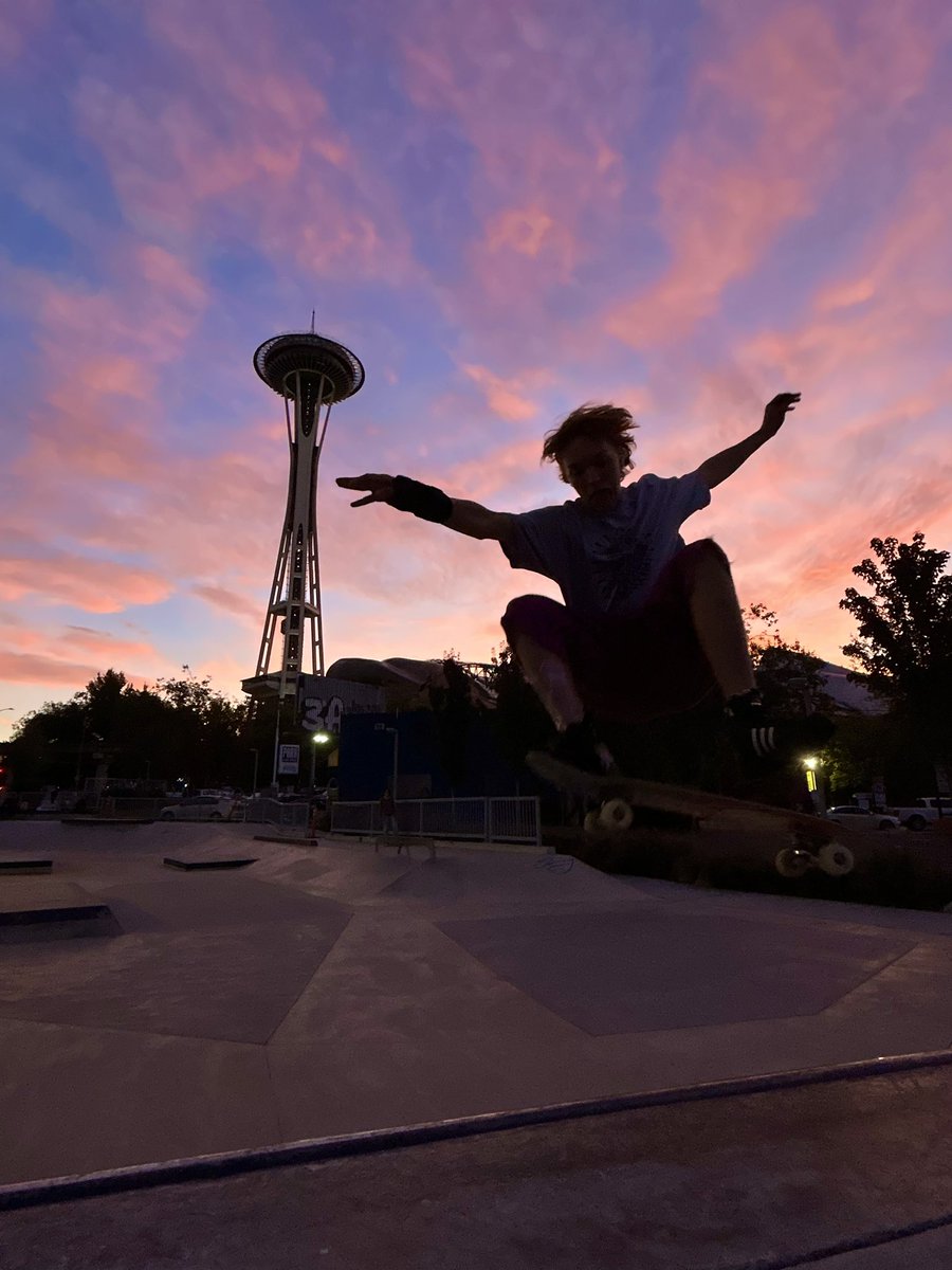 DougPigsleyKOMO's tweet image. September can sure be nice in Seattle. The skate park was busy as the sun set on another beautiful day. @space_needle @ShannonODKOMO @komonews #sunset