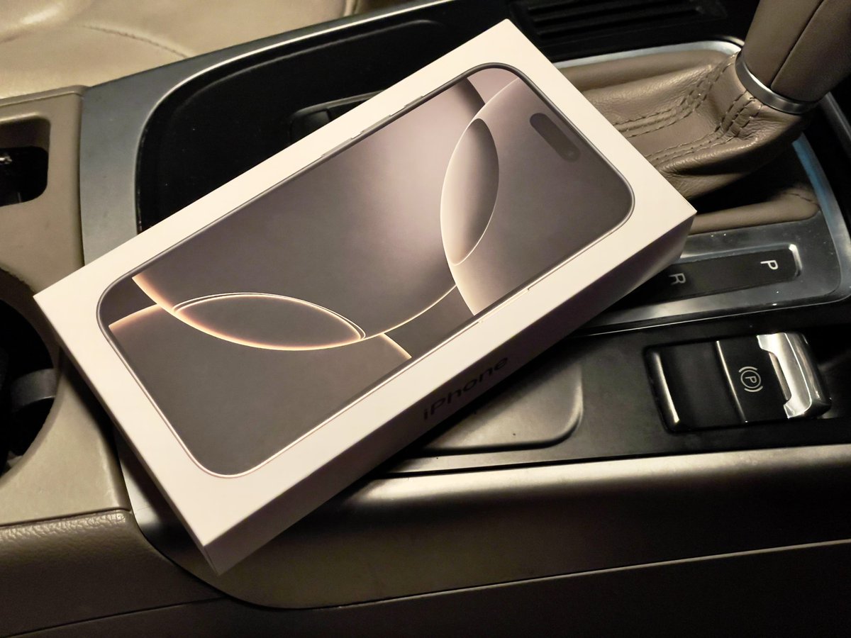 rouralberto's tweet image. Just picked up my #iPhone16Pro, 4 years after my #iPhone12Pro! I did the same thing back then, pre-order and grab it on day one. Time flies, and it was finally time for an upgrade 🤓🧵