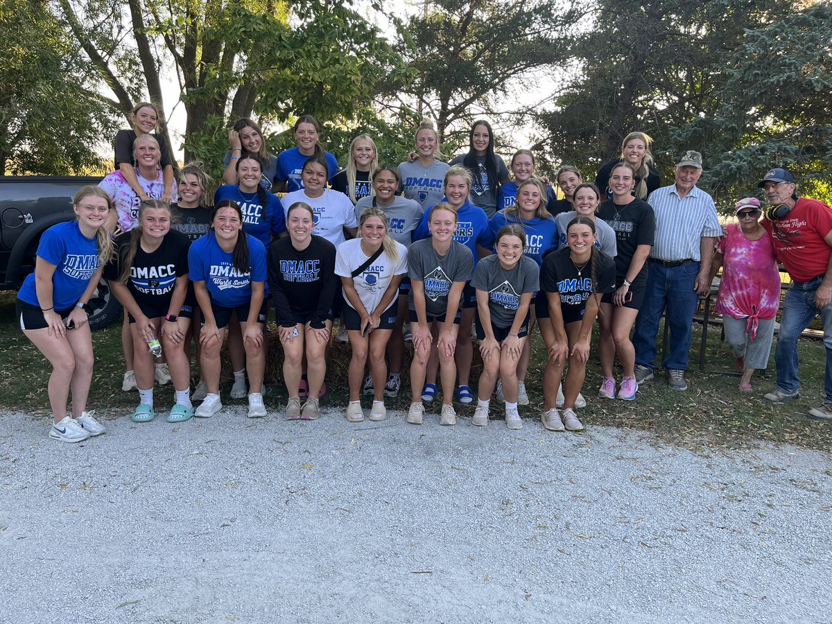 DMACCsoftball's tweet photo. ‼️THANK YOU‼️

Your BEARS FEASTING at their annual fall cookout! Thank you to Mr and Mrs Dave Petersen and Earl for hosting and providing a great meal!

DMACC softball - it’s more than just playing a game! 

#GoBears🐻🥎
@BobLigouri https://t.co/U9nGZlCowt