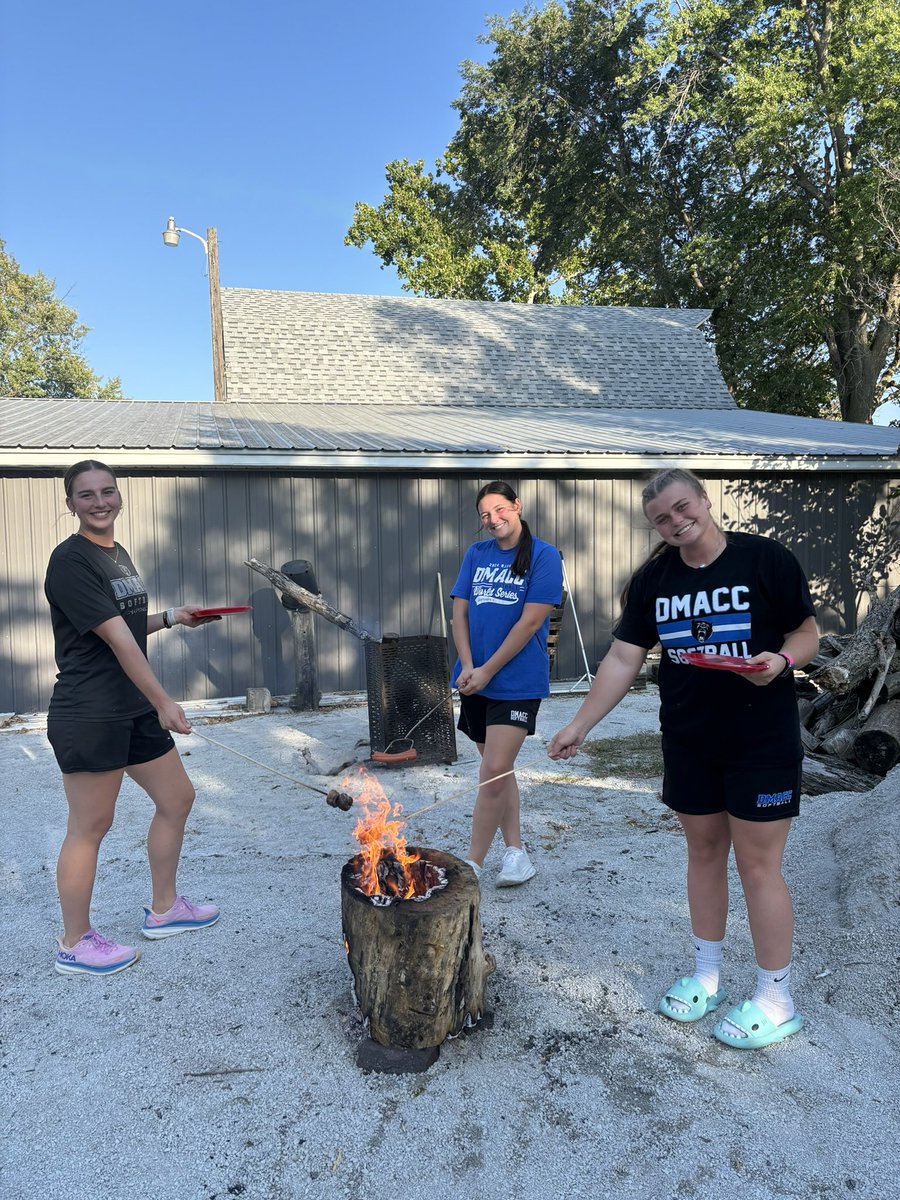 DMACCsoftball's tweet photo. ‼️THANK YOU‼️

Your BEARS FEASTING at their annual fall cookout! Thank you to Mr and Mrs Dave Petersen and Earl for hosting and providing a great meal!

DMACC softball - it’s more than just playing a game! 

#GoBears🐻🥎
@BobLigouri https://t.co/U9nGZlCowt