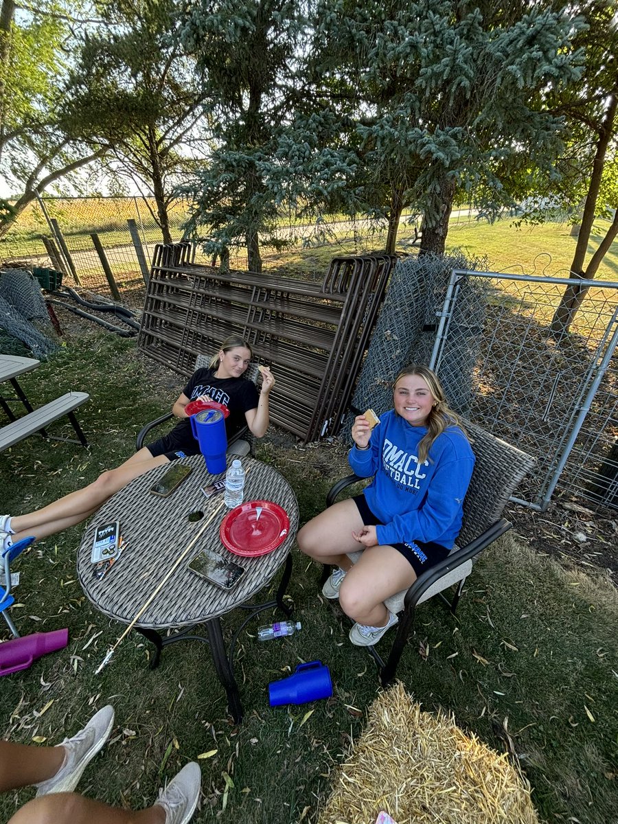 DMACCsoftball's tweet photo. ‼️THANK YOU‼️

Your BEARS FEASTING at their annual fall cookout! Thank you to Mr and Mrs Dave Petersen and Earl for hosting and providing a great meal!

DMACC softball - it’s more than just playing a game! 

#GoBears🐻🥎
@BobLigouri https://t.co/U9nGZlCowt