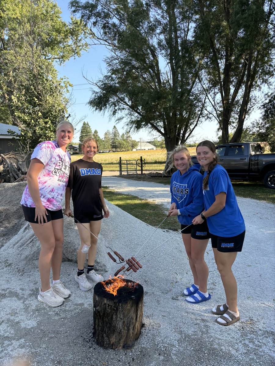 DMACCsoftball's tweet photo. ‼️THANK YOU‼️

Your BEARS FEASTING at their annual fall cookout! Thank you to Mr and Mrs Dave Petersen and Earl for hosting and providing a great meal!

DMACC softball - it’s more than just playing a game! 

#GoBears🐻🥎
@BobLigouri https://t.co/U9nGZlCowt