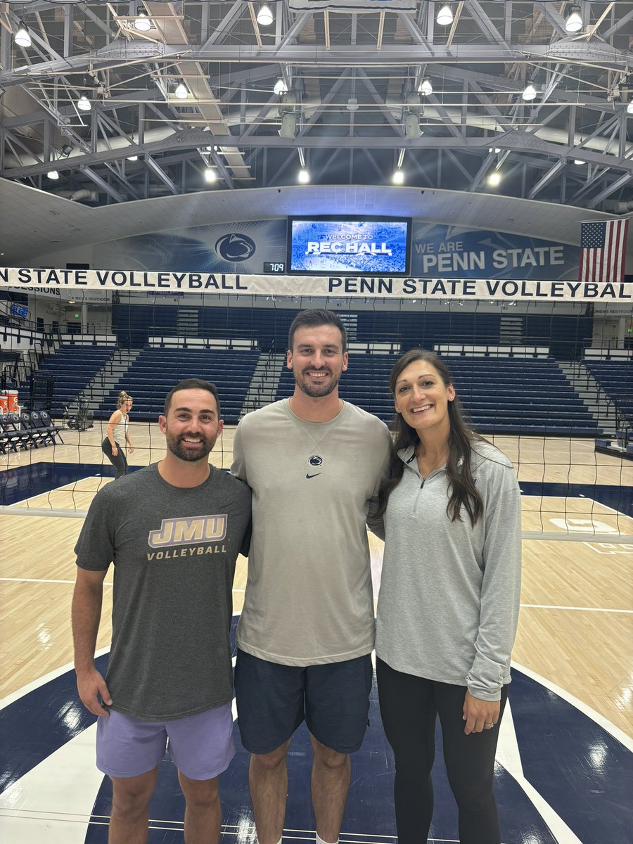 You’ve got the wrong colors on, <a href="/mike_henchy/">Michael Henchy</a> 😉

Whole gang back together!

#GoDukes