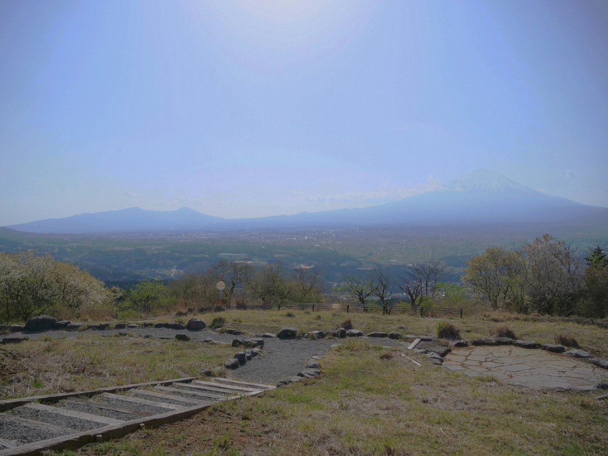 Hi_rock1979's tweet photo. Apr14.2024
富士山と小山町。
地元神奈川からでもちょっと高い場所に行けば
富士山は見えるけど、
やっぱり静岡や山梨から見る富士山は見惚れる。
#歩く動画 #誓いの丘公園 #富士山
#静岡県駿東郡小山町竹之下
#GoPro8 #LUMIX_G9
#Hi_rock1979 #YouTube #Crazy4Yasu #Friend https://t.co/bZQbghY8sV