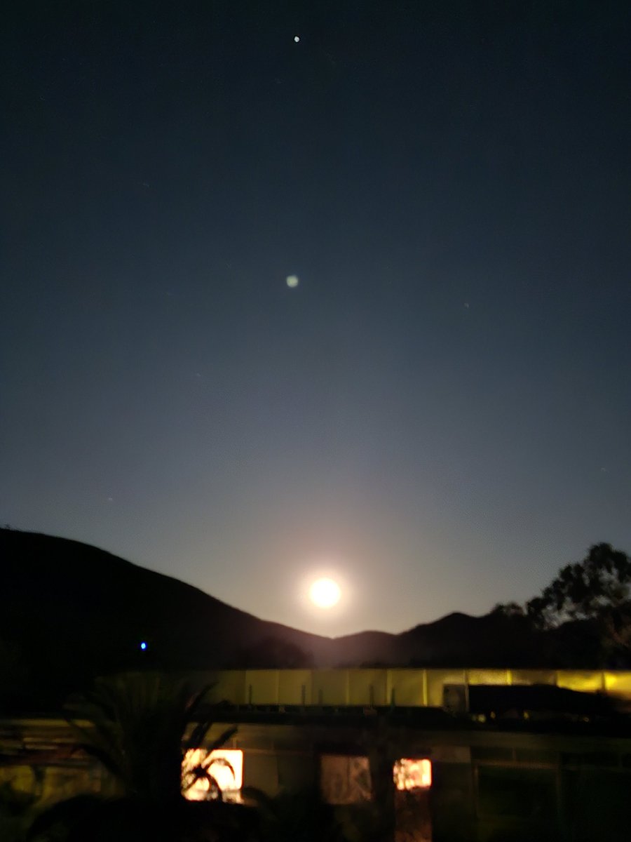 The next generation of #astrophysics is alive and well in #Arkaroola <a href="/ProfBrianCox/">Brian Cox</a> Alex does an incredible job inspiring, educating and exciting everyone with his Cosmos tours of the night sky. #astronomy #wonder #awe