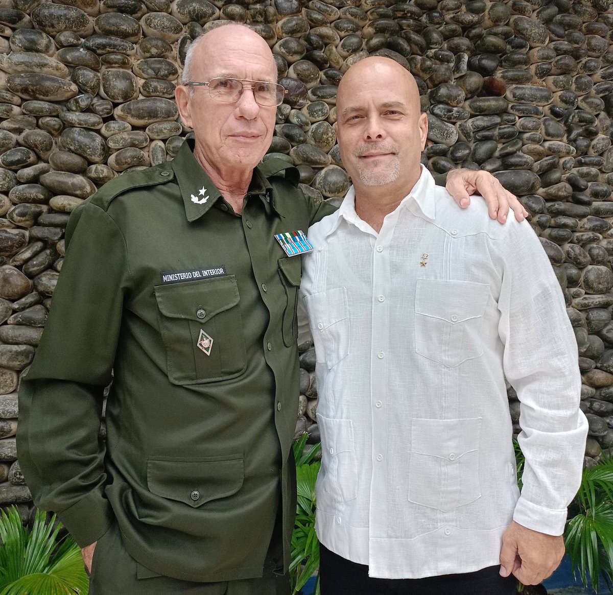 Toda una vida al servicio de la Revolución, desde las gloriosas filas del <a href="/minint_cuba/">MININT_CUBA</a>. Hoy cumple años el General Callejas, Jefe de la Dirección Política del Ministerio del Interior. iMuchas Felicidades! #Cuba #CDRCuba #TodosSomosCederistas