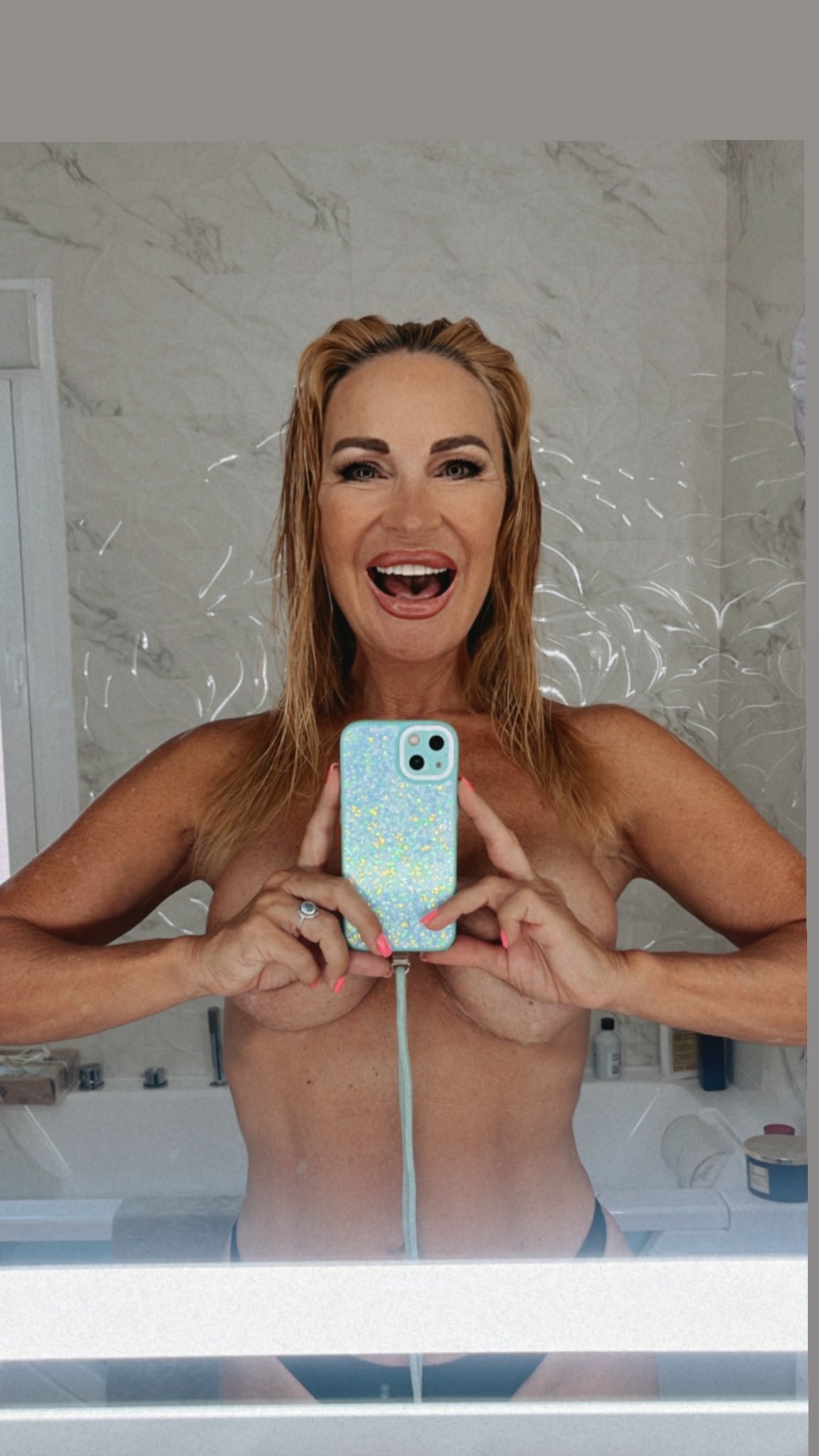 Feliz con mi nueva sonrisa , gracias a @ciresdental por mejorar mis dientes con por porcelana.. te gusta? https://t.co/bvEi2ig1QX