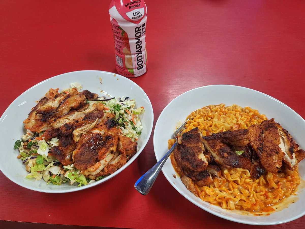 bomberoweech's tweet photo. Cheap into gourmet. 😋 Chopped asian salad topped with chicken I basted in honey/hot garlic. Pink Buldak (iykyk) with the same chicken.👨‍🚒👨‍🍳🤷‍♂️😆
#CookingAtWork 🚒 https://t.co/LzlGMOwR4y