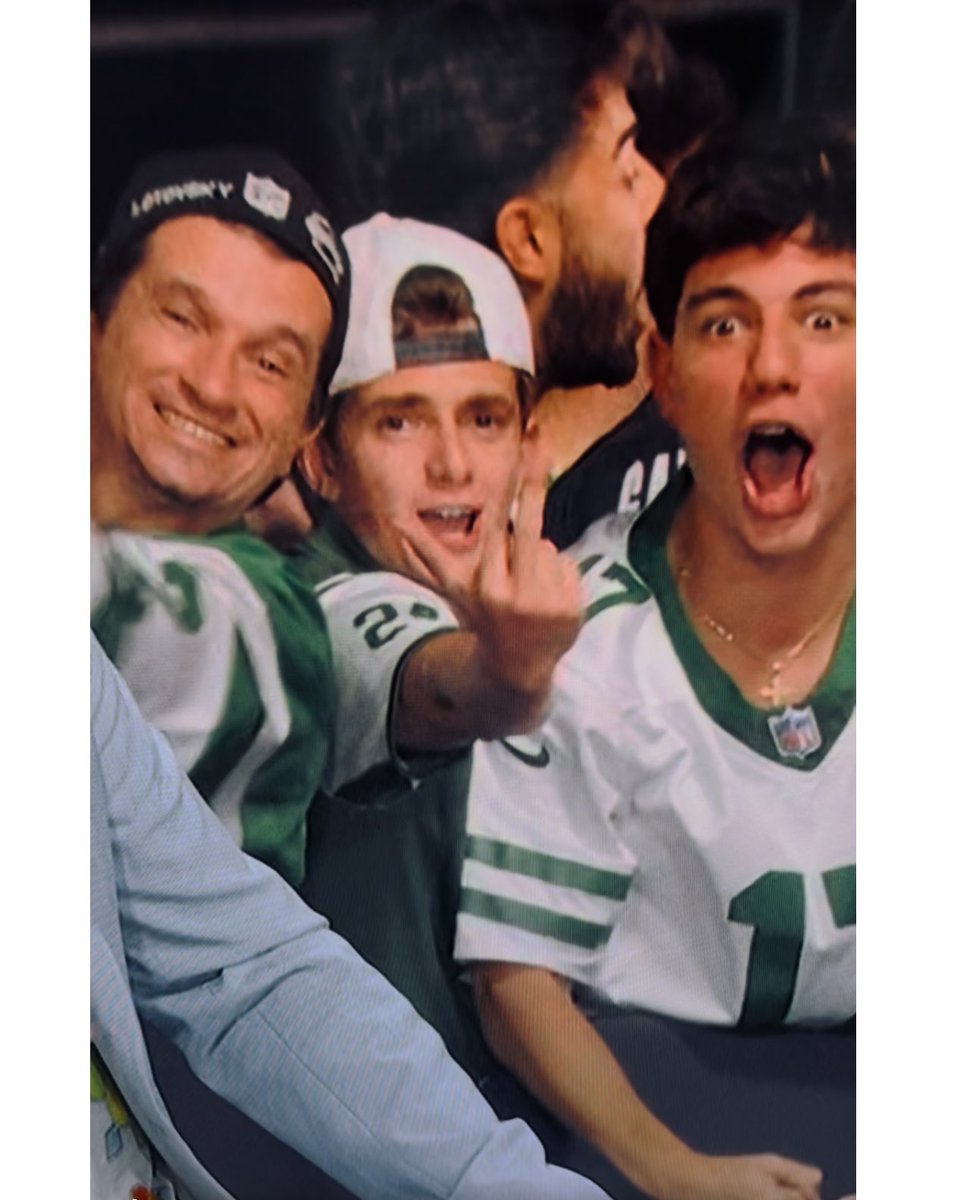 Bonkmonkey's tweet photo. J-E-T-S……Jets Jets Jets!!!! @stugotz790 @LeBatardShow @roybelly @MichaelRyanRuiz https://t.co/f8UEvGsUzn