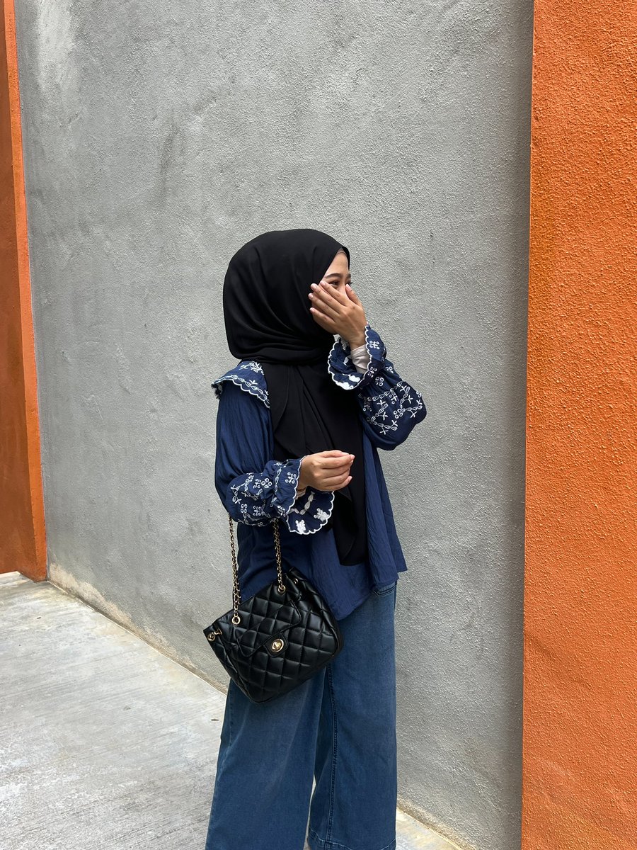 frhdafri's tweet photo. 158cm/66kg modest outfit inspo

top blue ni best! material lembut je cuma kena gosok sikit. kelabuhan utk tinggi i dia ngam ngam dkt punggung. but still modest makesure pakai seluar loose!

beli dekat sini https://t.co/USCa5fsKGG https://t.co/q3SRv6Izsa