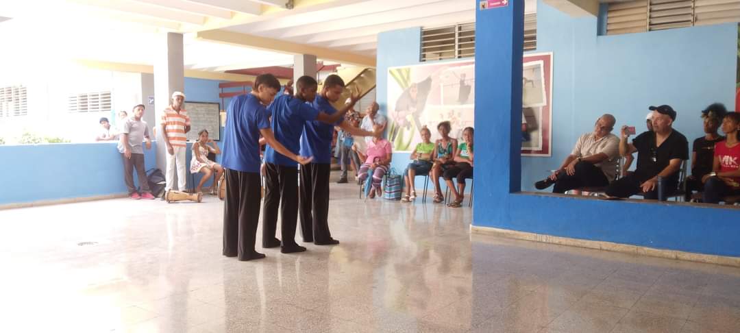 🏫👏🏻En el día de hoy, en la Escuela Profesional de #Danza "Alfredo Velázquez Carcassés", estudiantes y maestros tuvieron un intercambio con los miembros de la compañía "#Danza Libre" y con el bailarín, maestro y coreógrafo español Yon Midolo. #ElArteDeEnseñarElArte