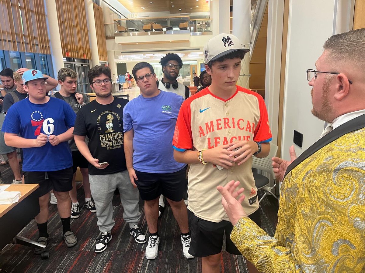 What a fantastic way to kick off another semester of 🍕Pizza with the Pros🍕! Dean Tweedie welcomed Matt Graifer ‘08, In-Game Host for the @thesavbananas, back to campus. Matt encouraged students to strive for excellence in everything they do and to live in the moment. 👏