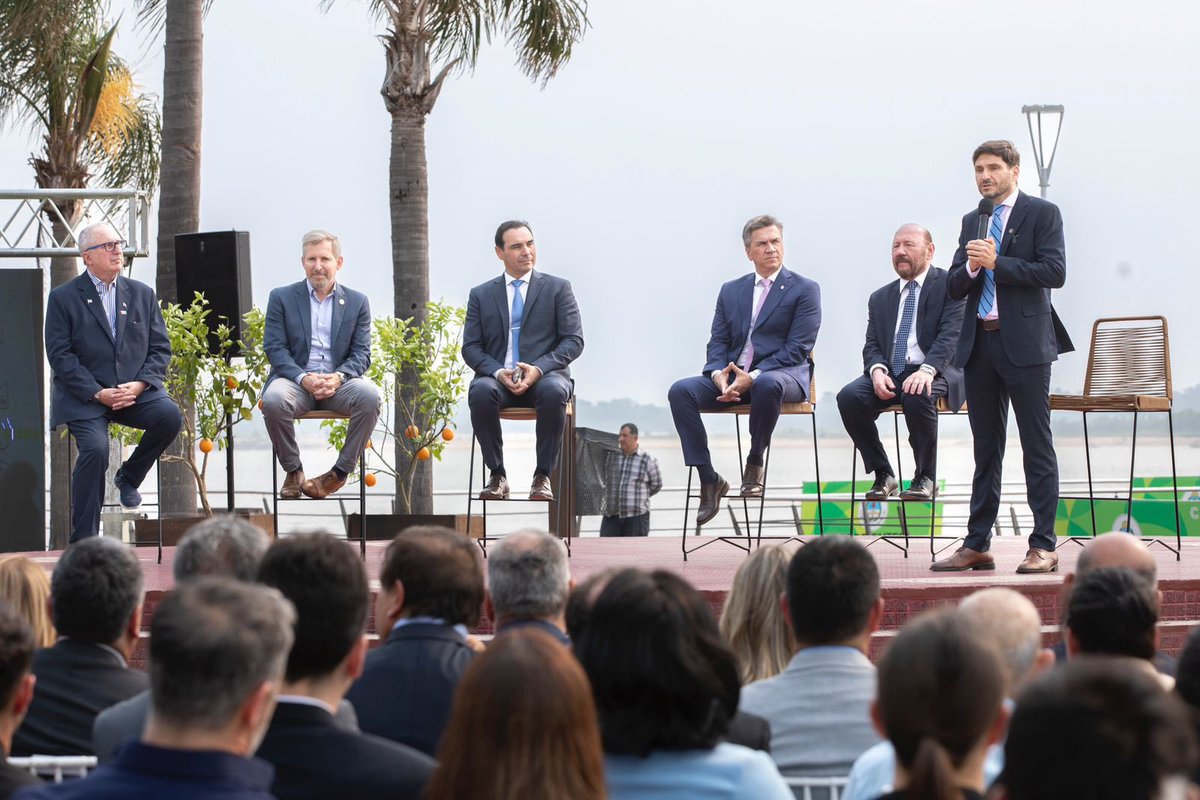 GustavoPuccini's tweet photo. Acompañamos a nuestro gobernador @maxipullaro en uno de los hechos importantes para toda nuestra región: la conformación formal de la #RegionLitoral. Juntos, con los gobernadores de las provincias del Litoral vamos a construir herramientas para fortalecer el desarrollo productivo y demostrar que desde el interior es de donde viene la fuerza que el país necesita para salir adelante.
Con más federalismo, trabajo en equipo y defendiendo los intereses de nuestras provincias vamos a construir futuro.