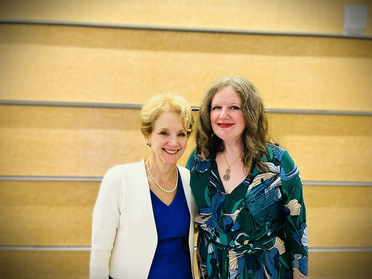 dysclinic's tweet image. With our amazing @Jacobs_Med_UB Dean Dr. Allison Brashear @DrABrashear, the ultimate #DoctHERS mentor to all of us! ✨👩‍🔬

#WomenInMedicine #UBuffalo #NeurologyProud #AcademicTwitter