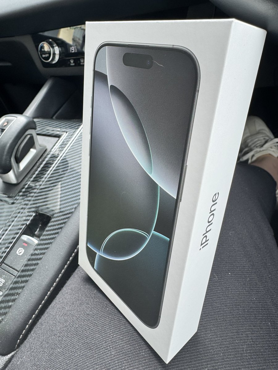 MeVivin1's tweet image. iPhone day! #16Pro 🤍🤍🤍