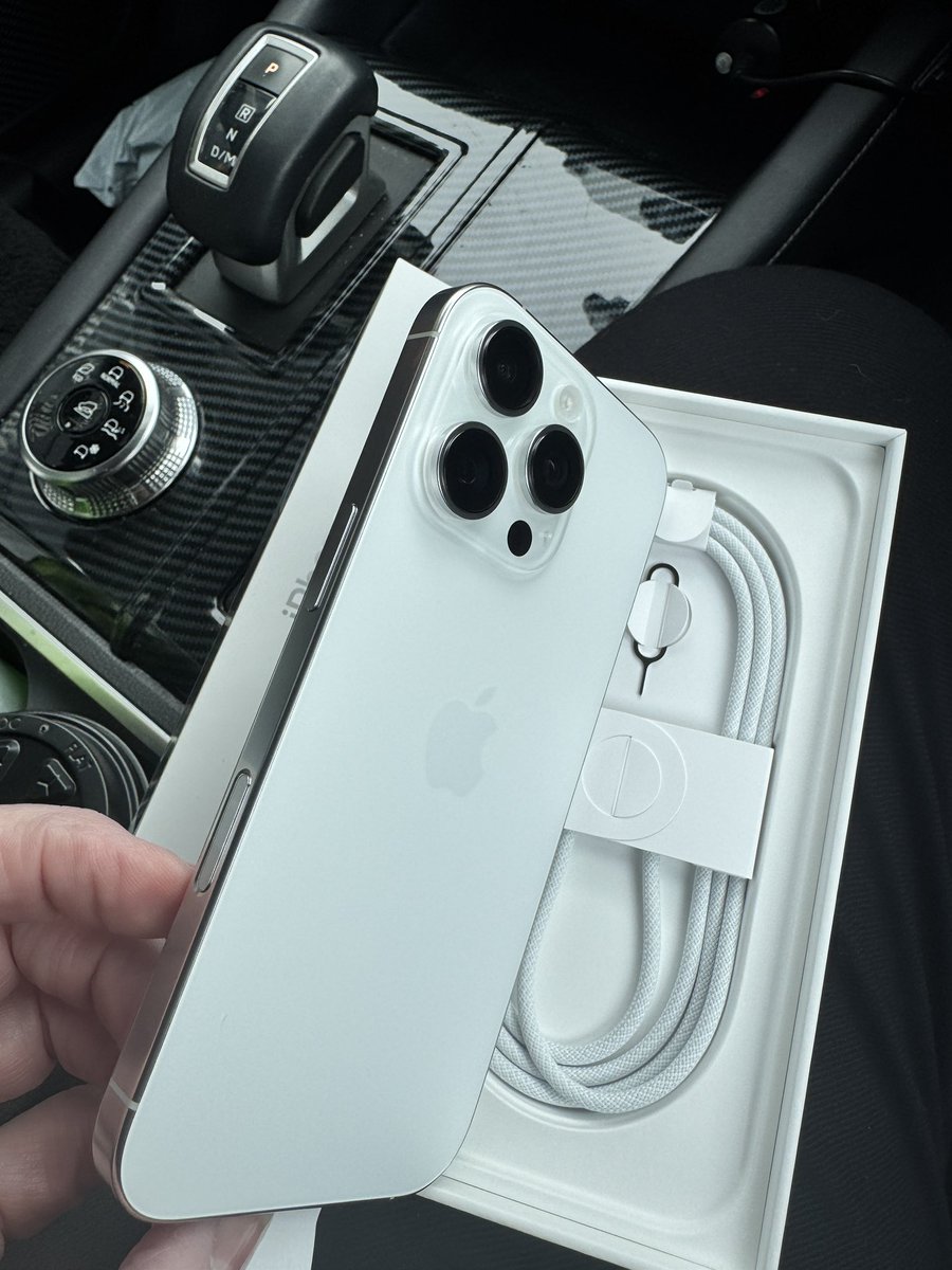 MeVivin1's tweet image. iPhone day! #16Pro 🤍🤍🤍