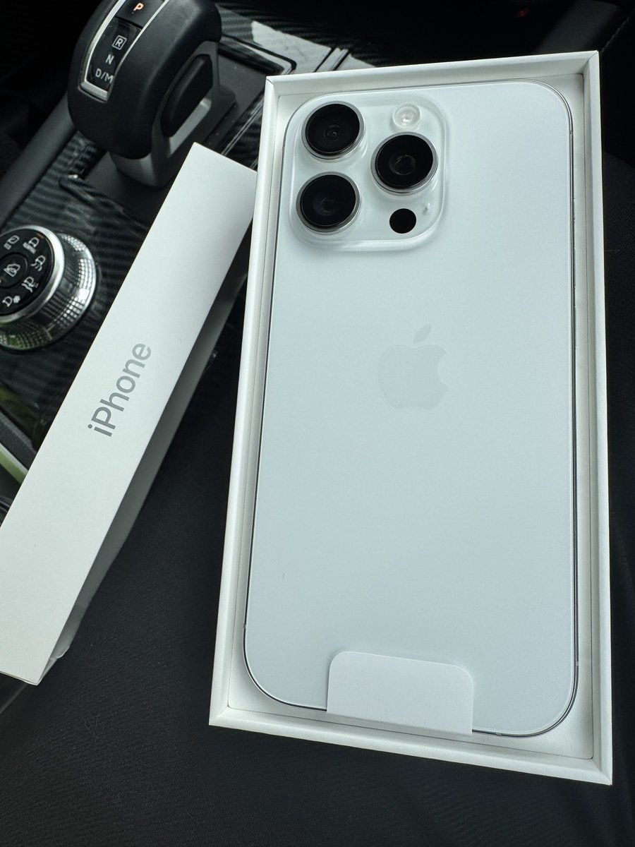 MeVivin1's tweet image. iPhone day! #16Pro 🤍🤍🤍