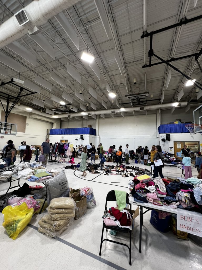 We are so happy about our successful curriculum night and Pulga! It was amazing to see the community come together for a great cause. Thank you to everyone that donated and everyone that helped make this night happen. We hope our FV families enjoyed it as much as we did!