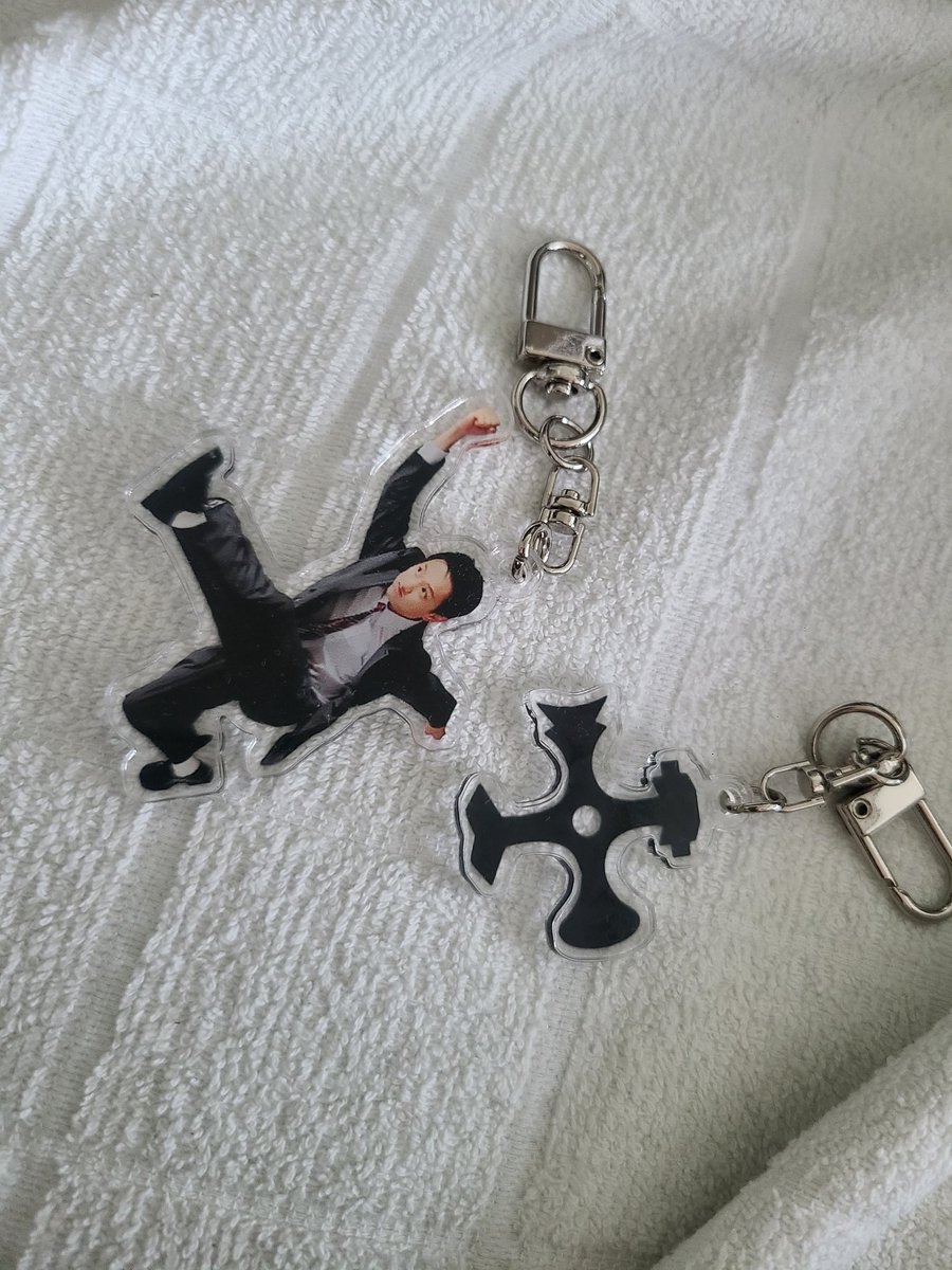 너무 바빠서 이제 올리네요 ㅠ 굿즈 너무 맘에 들어요!!! 특히 한주님 키링 미쳤다ㅏ아ㅏ