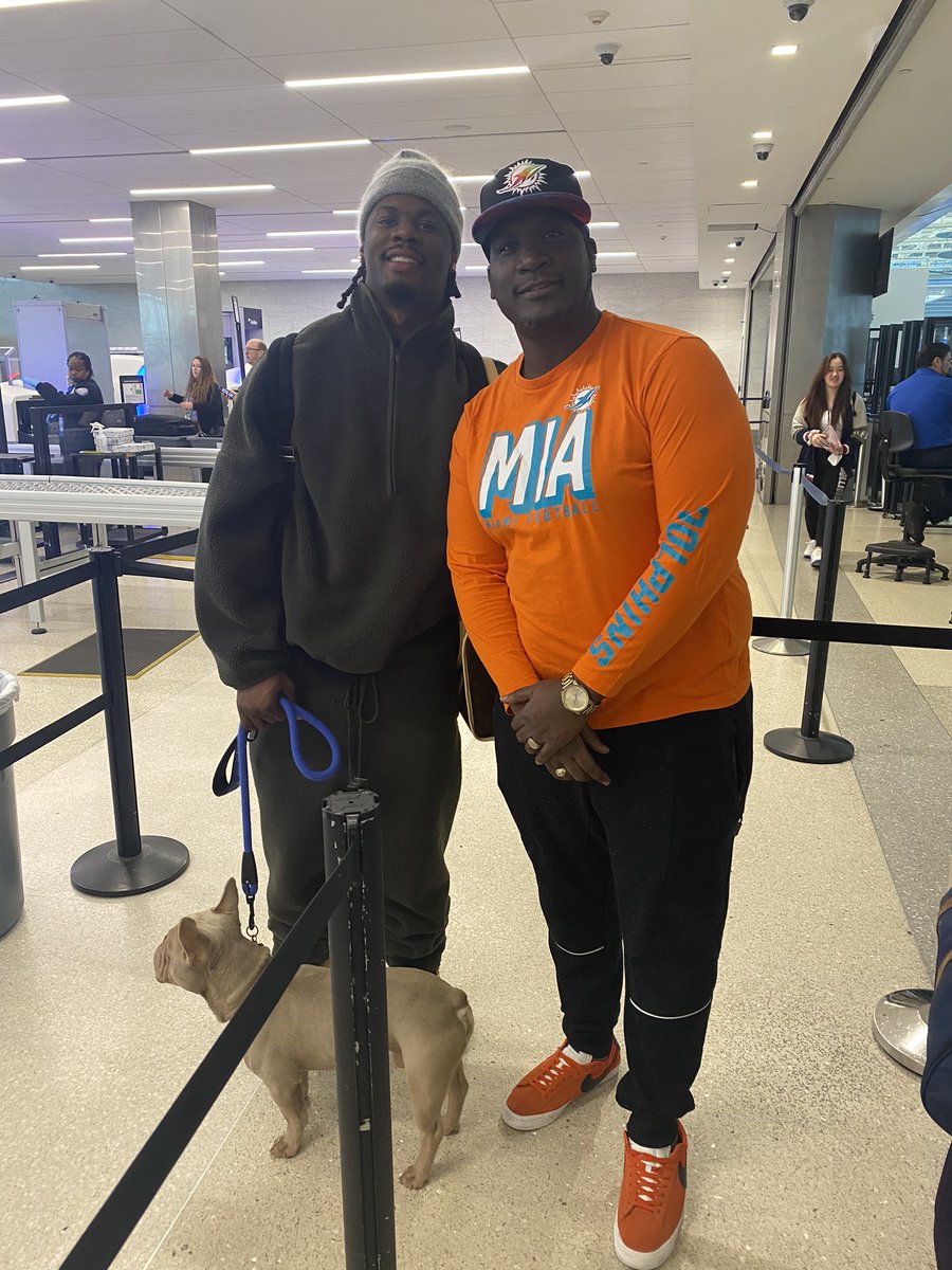 FrenchLorenDon's tweet photo. Out of my hands ✍🏾 @1future
@Lastname_Baker 🦅
#seattlebound https://t.co/3WzlXyy618