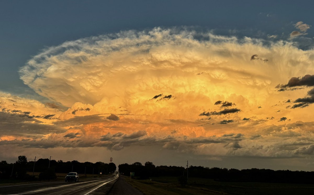 ben_williams_wx's tweet image. Sky turning into a painting just North of Parsons, Kansas