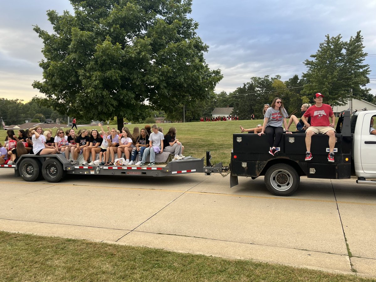 CardinalAD's tweet photo. Scenes from the Homecoming parade and pep rally tonight on the square. Red Pride is undefeated 💪 GO CARDS! #redpride https://t.co/uUrAttg0N3