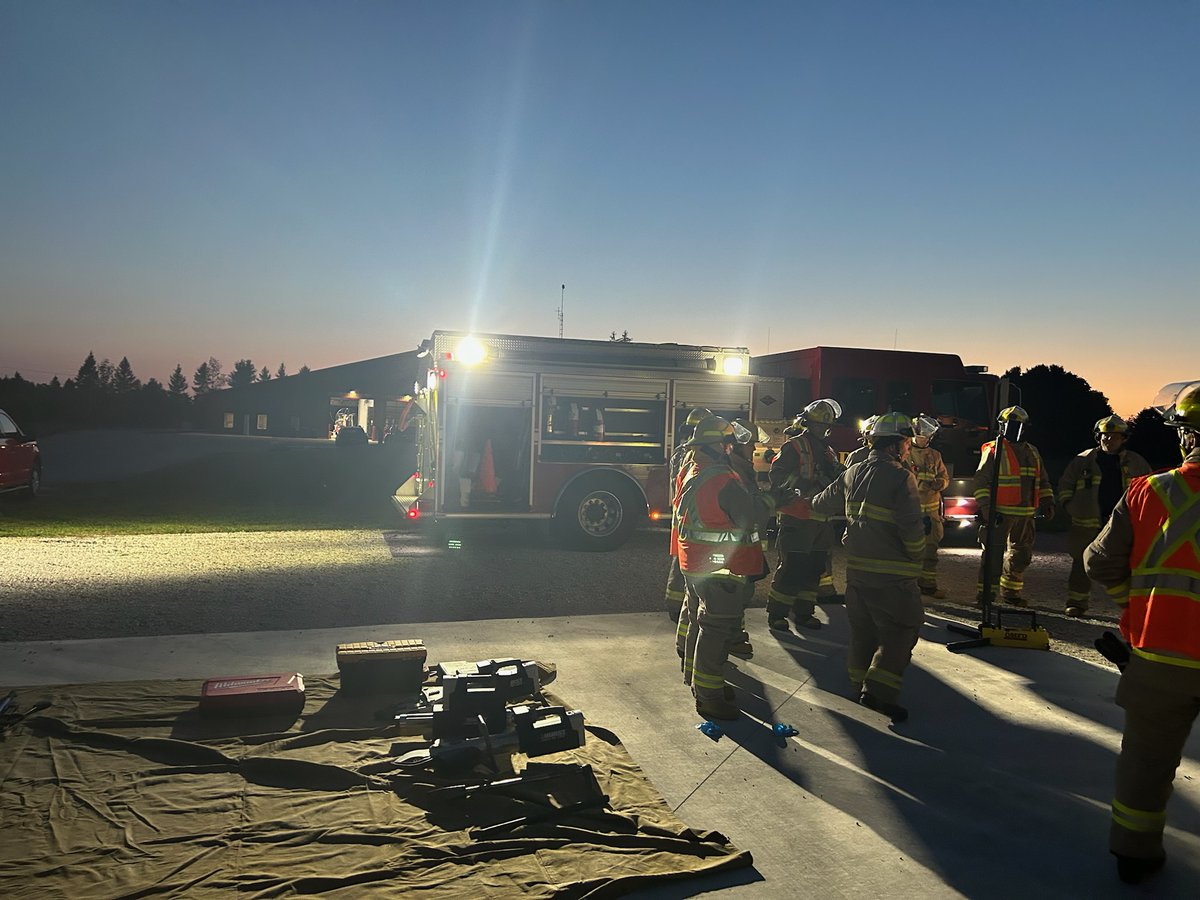 RoreePayment's tweet image. Thanks to Lt Eliot for training Stn 1 on the use of their new Hurst edraulics tonight.  Once again, phenomenal service from the real @JDefosse who was able to quickly get us our replacement tools, despite being on another continent.  Always great service