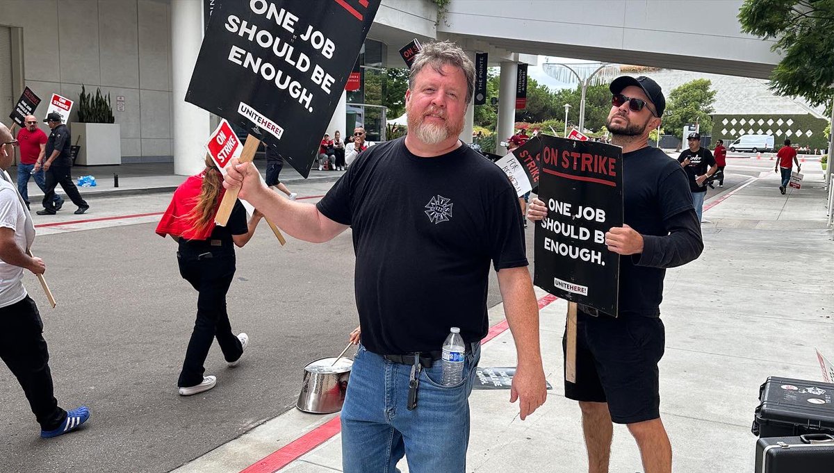 We stand in #solidarity with the hotel workers at the @HiltonBayfront in their fight for a fair contract. #stagehands <a href="/UNITEHERE30/">UNITE HERE! Local 30</a> <a href="/SDLaborCouncil/">San Diego & Imperial Counties Labor Council</a> <a href="/IATSE/">IATSE // #IASolidarity</a>