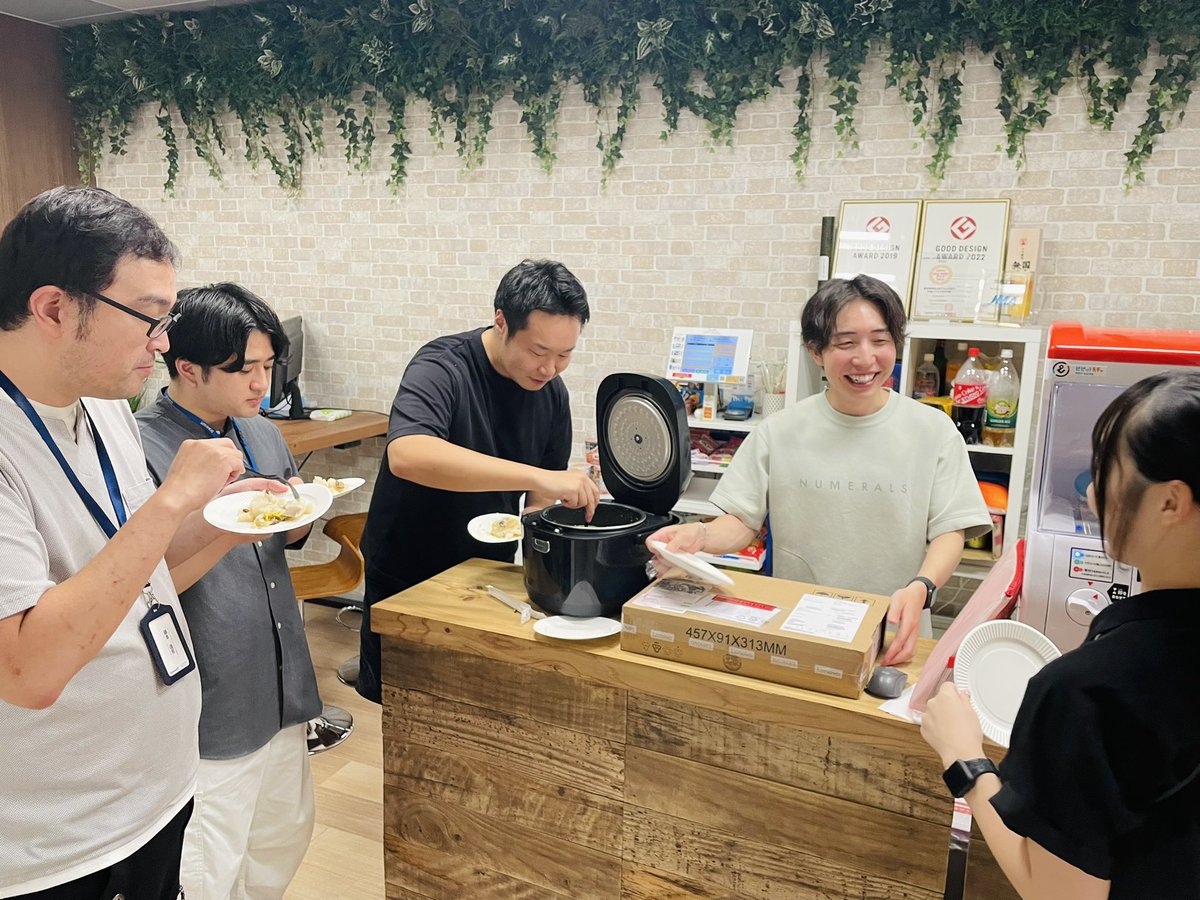 bsjinji_maimai's tweet photo. 筋トレ部の部長が炊飯器を持参し、メンバーに究極の痩せメシ「沼」をふるまってくれました🥺💞

【同じ釜の飯を食べて頑張ろう！】と気合いを注入してもらいました❤️‍🔥 https://t.co/gMKn4wY0zZ