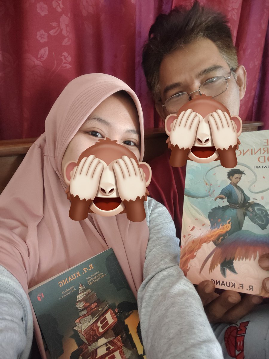 alliyoshaa's tweet photo. Aku dan ayahku nangisin buku Kuang bareng💔😭 https://t.co/zoBTsDhAvf