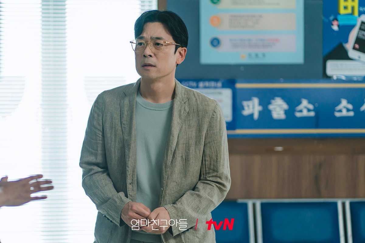 CJnDrama's tweet photo. 비상🚨 승효맘이 사라졌다?! 
다급하게 경찰서를 찾은 승류와  
남겨진 엄마의 캐리어 발견! 🧳  

[토일] 밤 9:20 | tvN 
#엄마친구아들 #LoveNextDoor https://t.co/h91rfk7pnN
