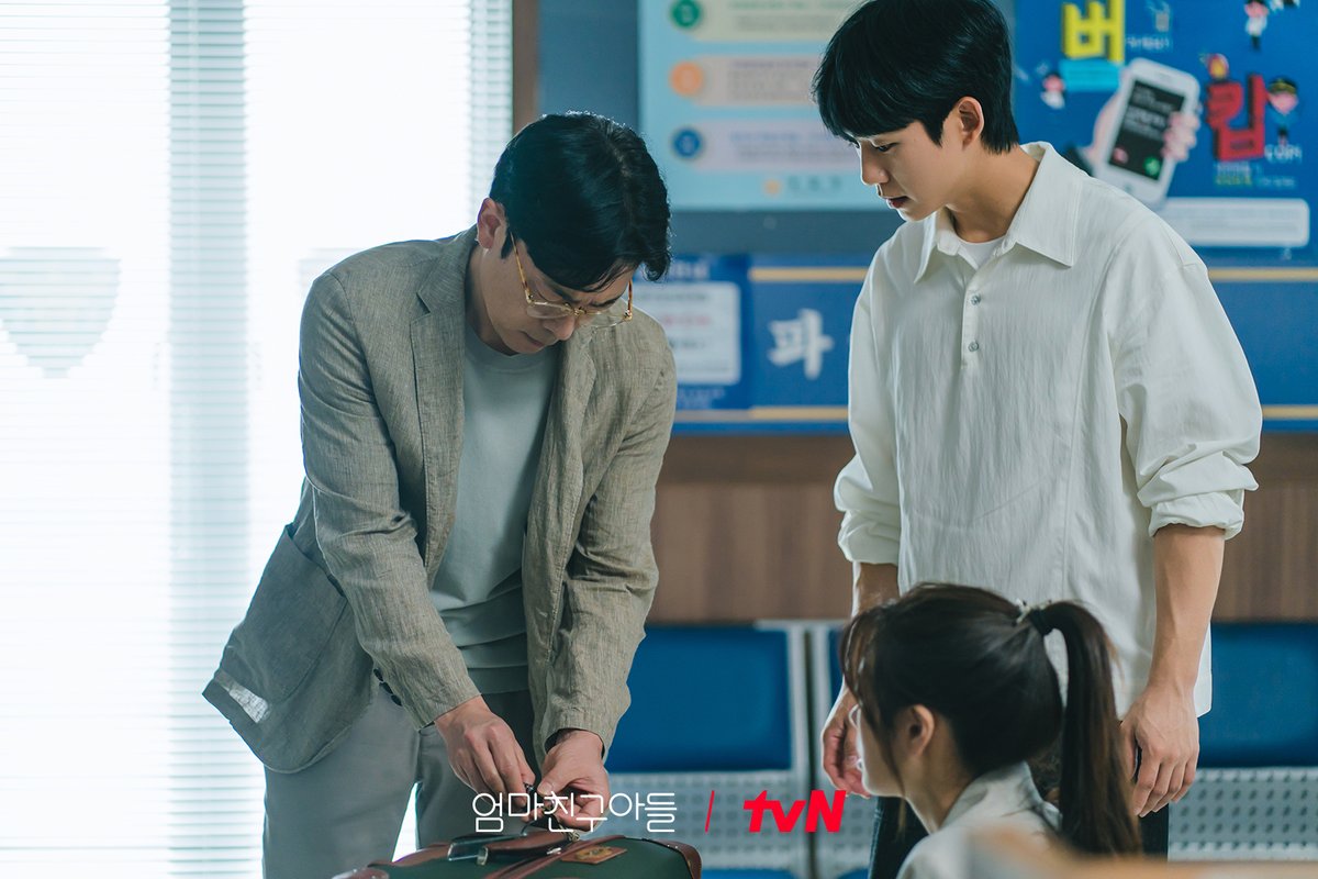 CJnDrama's tweet photo. 비상🚨 승효맘이 사라졌다?! 
다급하게 경찰서를 찾은 승류와  
남겨진 엄마의 캐리어 발견! 🧳  

[토일] 밤 9:20 | tvN 
#엄마친구아들 #LoveNextDoor https://t.co/h91rfk7pnN