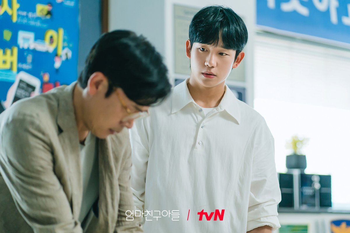 CJnDrama's tweet photo. 비상🚨 승효맘이 사라졌다?! 
다급하게 경찰서를 찾은 승류와  
남겨진 엄마의 캐리어 발견! 🧳  

[토일] 밤 9:20 | tvN 
#엄마친구아들 #LoveNextDoor https://t.co/h91rfk7pnN