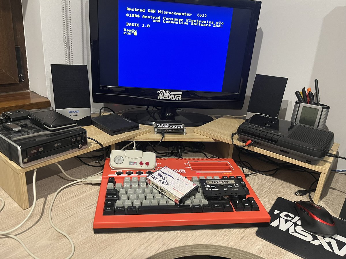 vrmotor6's tweet image. Edición Física The Key para Amstrad ,de #PAKETESOFT (@jsureda y @santiontanonMSX ) probado en @msxvr_computer , llena de detalles como carátula reversible imitando cinta casera de época , a la que no perdería detalle , puede tener PISTAS sobre algún SECRETO oculto en la cinta 😁