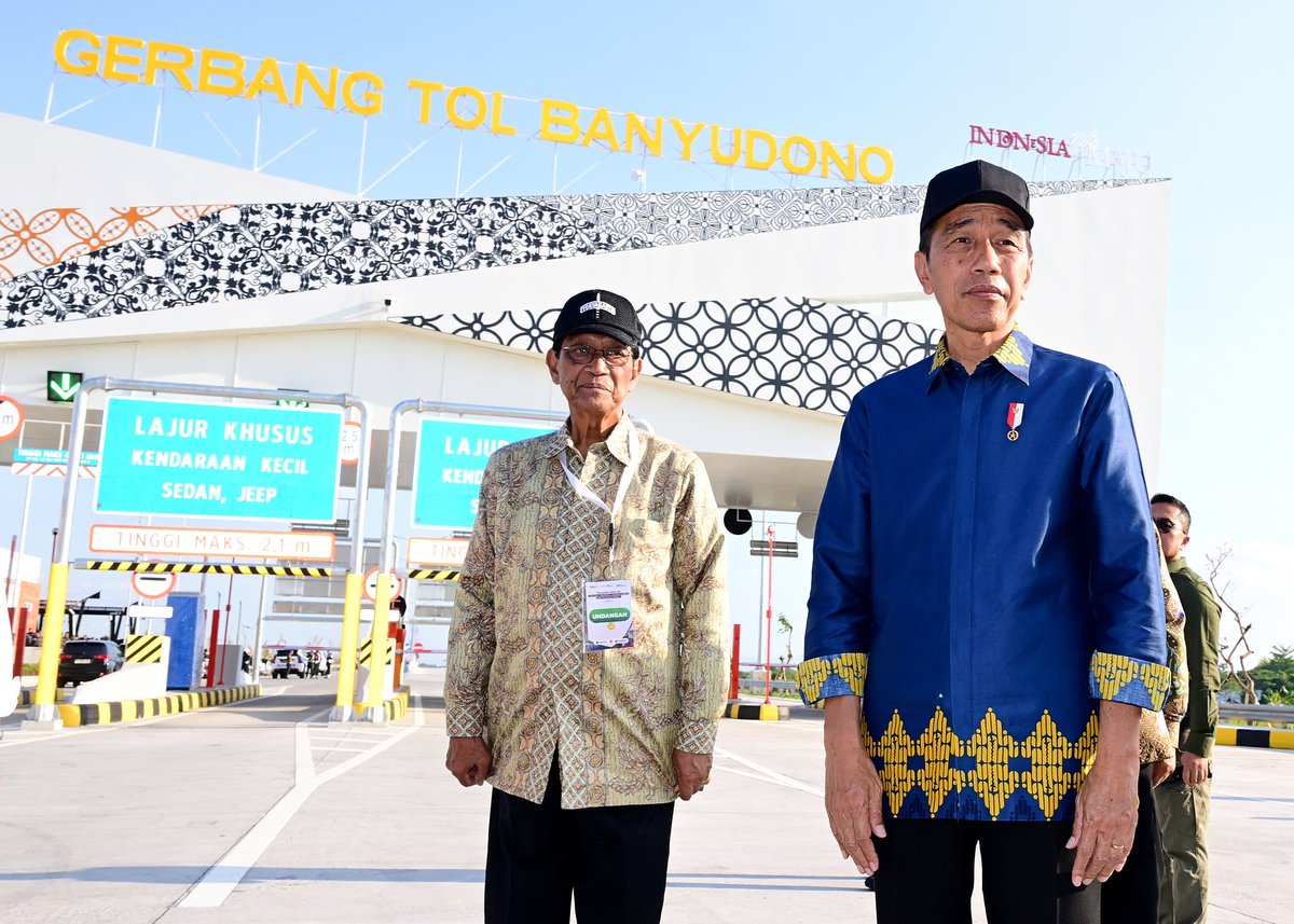 jokowi's tweet photo. Peningkatan konektivitas dan efisiensi waktu adalah alasan utama pembangunan Jalan Tol Ruas Solo–Yogyakarta–YIA Kulonprogo Seksi I sepanjang 22,3 kilometer yang menghubungkan Kartasura hingga Klaten. 

Jalan tol ini dibangun sejak tahun 2021 dengan investasi sebesar Rp5,6 triliun. Saya harap infrastruktur ini dapat meningkatkan aksesibilitas di Jawa Tengah dan Daerah Istimewa Yogyakarta dalam mendukung pertumbuhan ekonomi lokal serta mendorong munculnya pusat-pusat ekonomi baru.

***
Foto: Muchlis Jr - Biro Pers Sekretariat Presiden
Lokasi: Gerbang Tol Banyudono, Kabupaten Boyolali, Jawa Tengah.  Kamis, 19 September 2024.