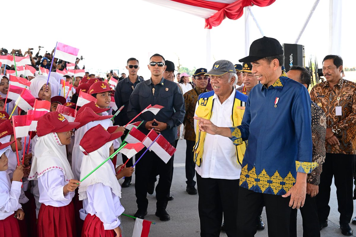 jokowi's tweet photo. Peningkatan konektivitas dan efisiensi waktu adalah alasan utama pembangunan Jalan Tol Ruas Solo–Yogyakarta–YIA Kulonprogo Seksi I sepanjang 22,3 kilometer yang menghubungkan Kartasura hingga Klaten. 

Jalan tol ini dibangun sejak tahun 2021 dengan investasi sebesar Rp5,6 triliun. Saya harap infrastruktur ini dapat meningkatkan aksesibilitas di Jawa Tengah dan Daerah Istimewa Yogyakarta dalam mendukung pertumbuhan ekonomi lokal serta mendorong munculnya pusat-pusat ekonomi baru.

***
Foto: Muchlis Jr - Biro Pers Sekretariat Presiden
Lokasi: Gerbang Tol Banyudono, Kabupaten Boyolali, Jawa Tengah.  Kamis, 19 September 2024.