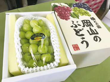 jp_ts_official's tweet photo. シャインマスカット「晴王」🍇
晴れの国おかやまで太陽の恵みをたっぷり浴びて育ちました。
糖度���高く、皮ごと食べられる種無しのぶどうです！
今年は例年より甘く、農家さんも自信を持ってお届けしています✨
https://t.co/mckFx5LmhL
＃シャインマスカット ＃ぶどう https://t.co/xoClPPEWR9
