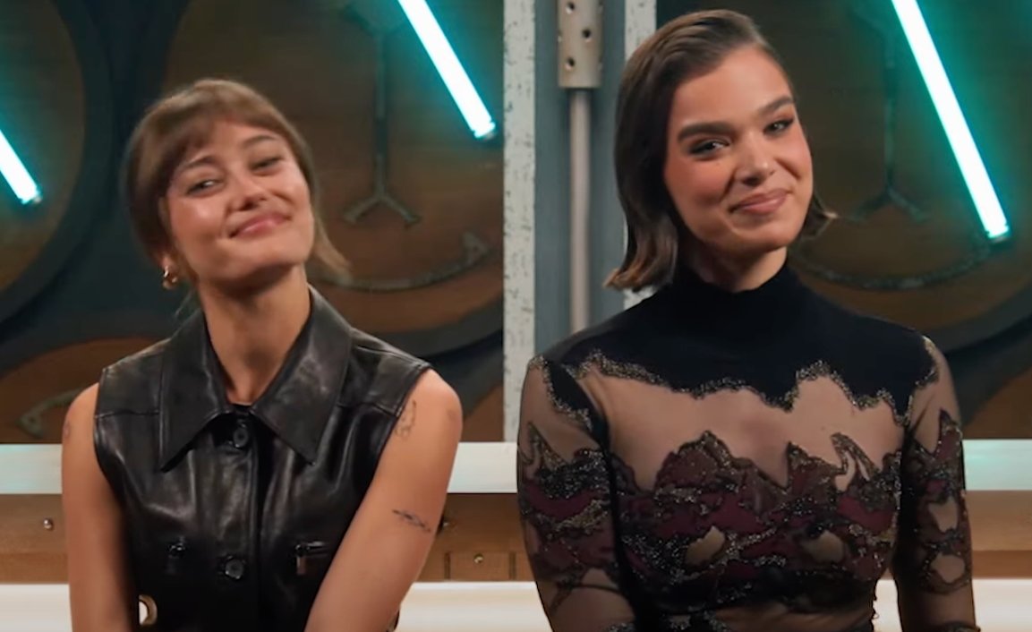 netflix's tweet photo. ELLA AND HAILEE. JINX AND VI. #NetflixGeeked https://t.co/Tq8WrleS75