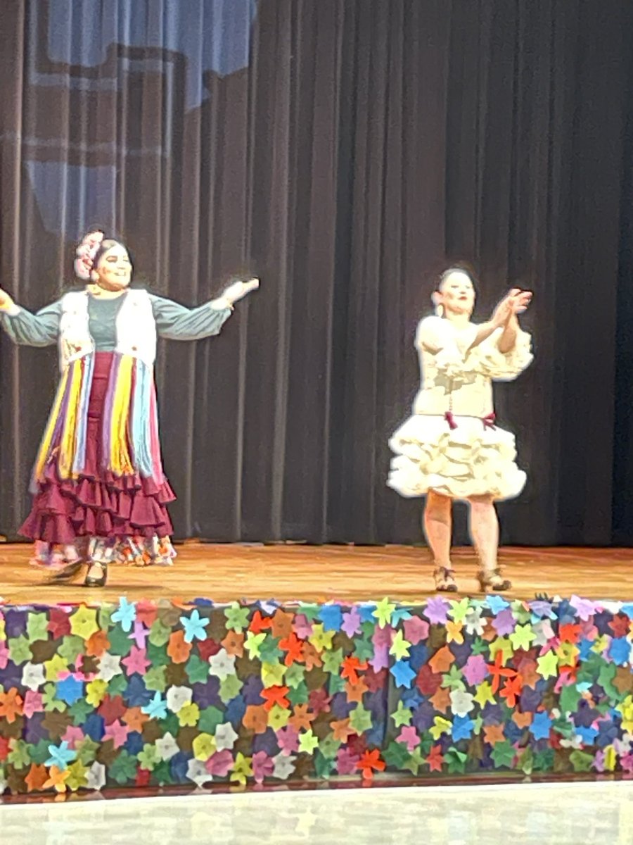 CaylaBennett's tweet photo. What a great night at ¡Juntos celebramos! Proud to be a part of the @LewisvilleISD community coming together to celebrate Hispanic Heritage Month. #LISDLAS #everyONE #oneLISD https://t.co/ejiGrPlz6Y