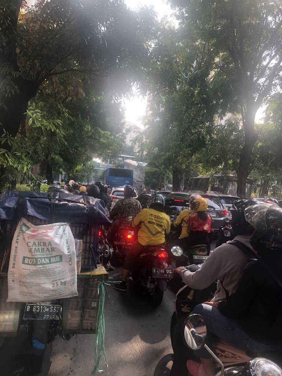 Hannaurah_'s tweet photo. Jakarta ada apaan si, kalo tanggal genap macet trs. Niat lebih pagi kekantor karena ada deadline kerjaan, kayaknya pemilik kendaraan genap tuh lebih banyak ya🙂🫵🏻 https://t.co/bXbR2xNYON