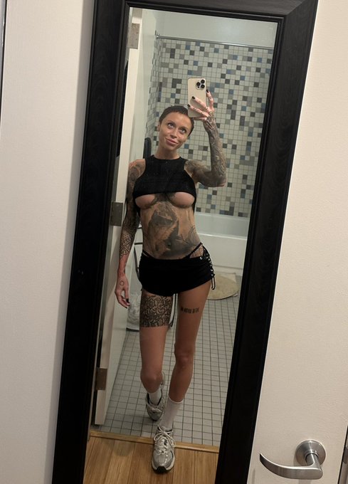 6 of them all at once! Thanks got the Whole Foods just the next-door. I goddamn love downtown. https://t<a href="/tag/sashabeart"class="tags"><span>#sashabeart</span></a><a href="/tag/sillysalmon"class="tags"><span>#sillysalmon</span></a>