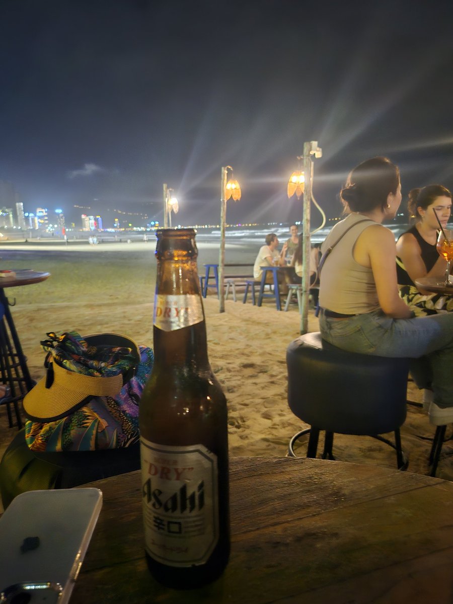 미케비치 해변의 달🌕님
침묵속 순간의 치밀어오름도
단단하게 유유자적 즐기기~
시간은 지쳐가는 (자신)서로에게 
거짓과 이기적 방어흔 상처를 남긴다. 
고로  🐕ㅅㄲ