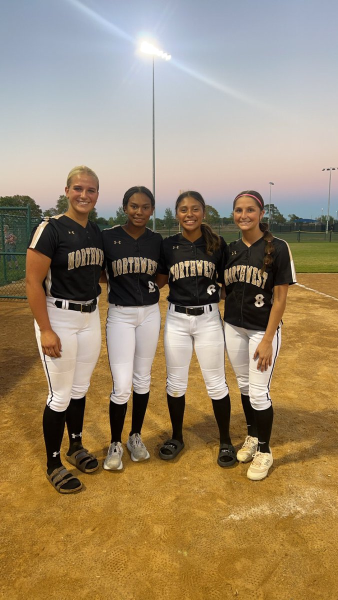 GINWSoftball's tweet photo. JV wins 12-0 &amp; Varsity 14-0
💣: @ZobelReyse 
let's also celebrate the doubles tonight: @RayKyra9938 @Lily26martinez  @JolieOHara6 

#oneatatime
#ginwvikings https://t.co/ZOqiObzuIp