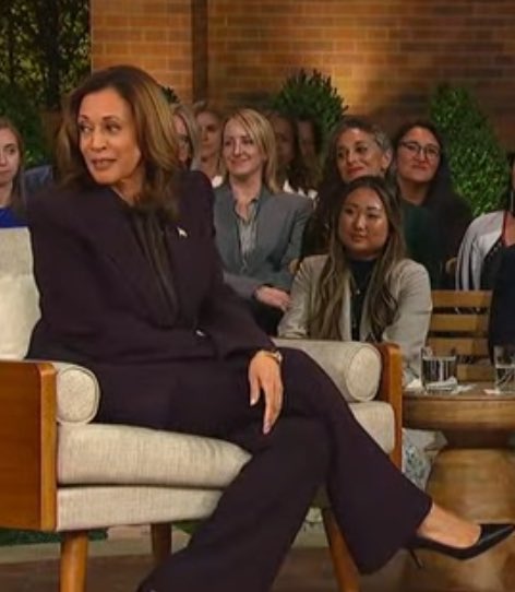 cuddlybaer11's tweet image. That’s our girlie 🙌🥹 #unitedforamerica #Swifties4Kamala