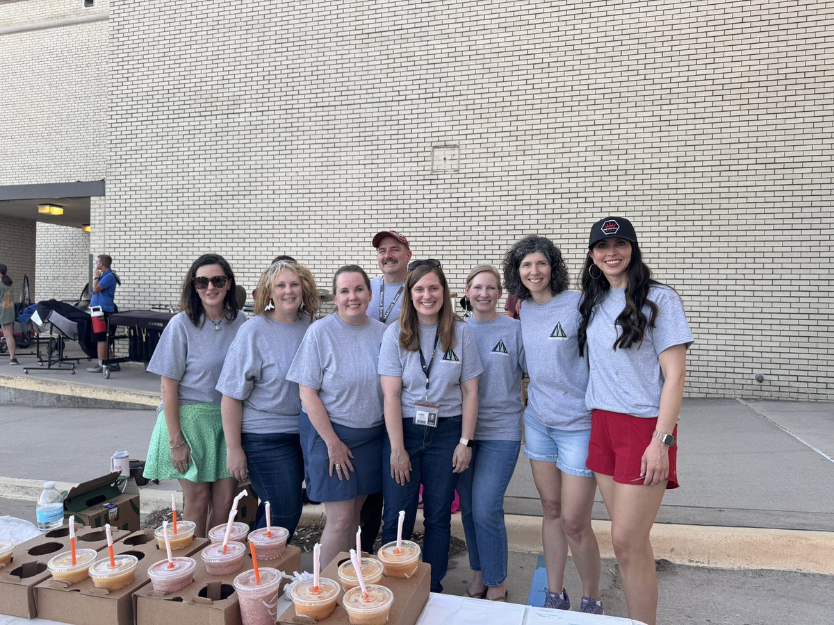 loridrapp's tweet photo. Thank you @MarcusBand for inviting me to see practice from the band tower and to @lassahn4lisd inviting me to help pass out smoothies alongside wonderful @Marcus_HS band parent volunteers!  @LewisvilleISD fine arts shine bright!  #OneLISD #RappontheRoad #everyOne can support kids https://t.co/grVAgAmhTP